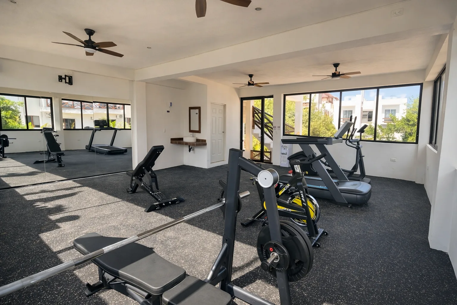 Gimnasio equipado y luminoso de Villas Palmar
