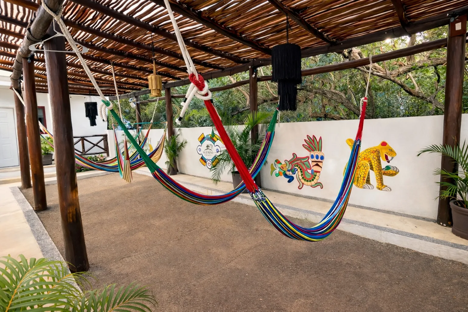 Hamacas de colores bajo una palapa
