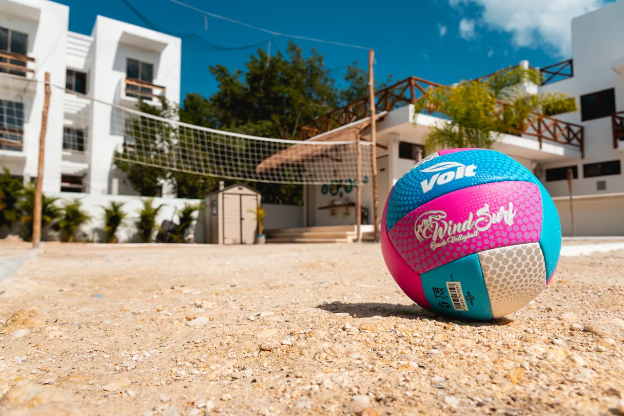 Balón de voleibol en la cancha de arena