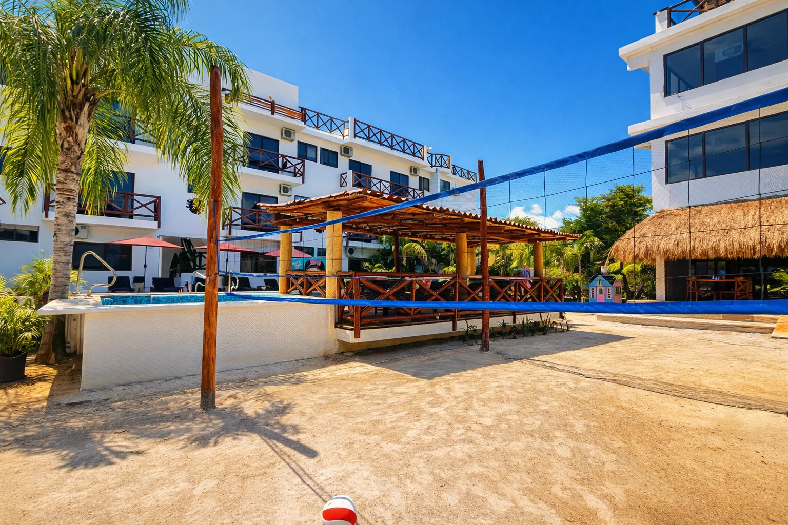 Cancha de voleibol en los jardines del hotel